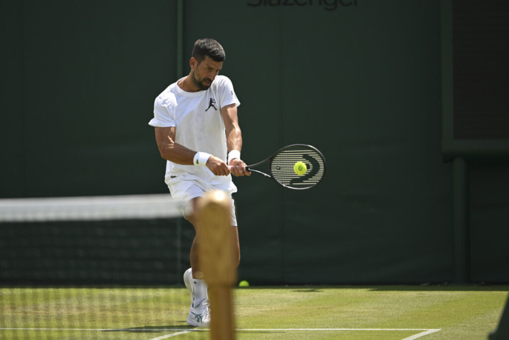 Djokovic scrive ancora storia a Wimbledon: Safiullin cede in quattro set e il serbo raggiunge il traguardo delle 106 vittorie sull'erba londinese