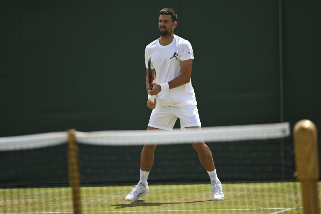 Djokovic prosegue la sua marcia: Rinderknech resiste tre set prima della resa. Medvedev travolto da Struff