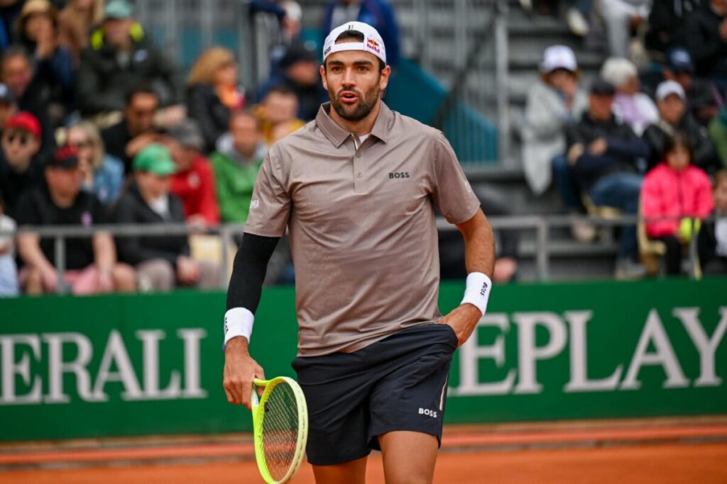 Berrettini consolida il suo rientro a Shanghai e si schiera accanto a Sinner: la solidarietà del tennis italiano