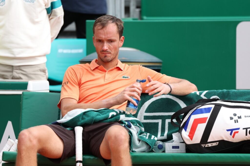 Medvedev crolla a Winston-Salem e sfoga la frustrazione: «Meglio il Pickleball che il tennis»