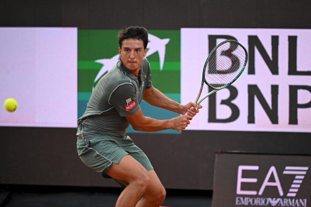 Shanghai scrive la parola fine sulla spedizione azzurra: Darderi cede a Tsitsipas e l'Italia esce dal torneo