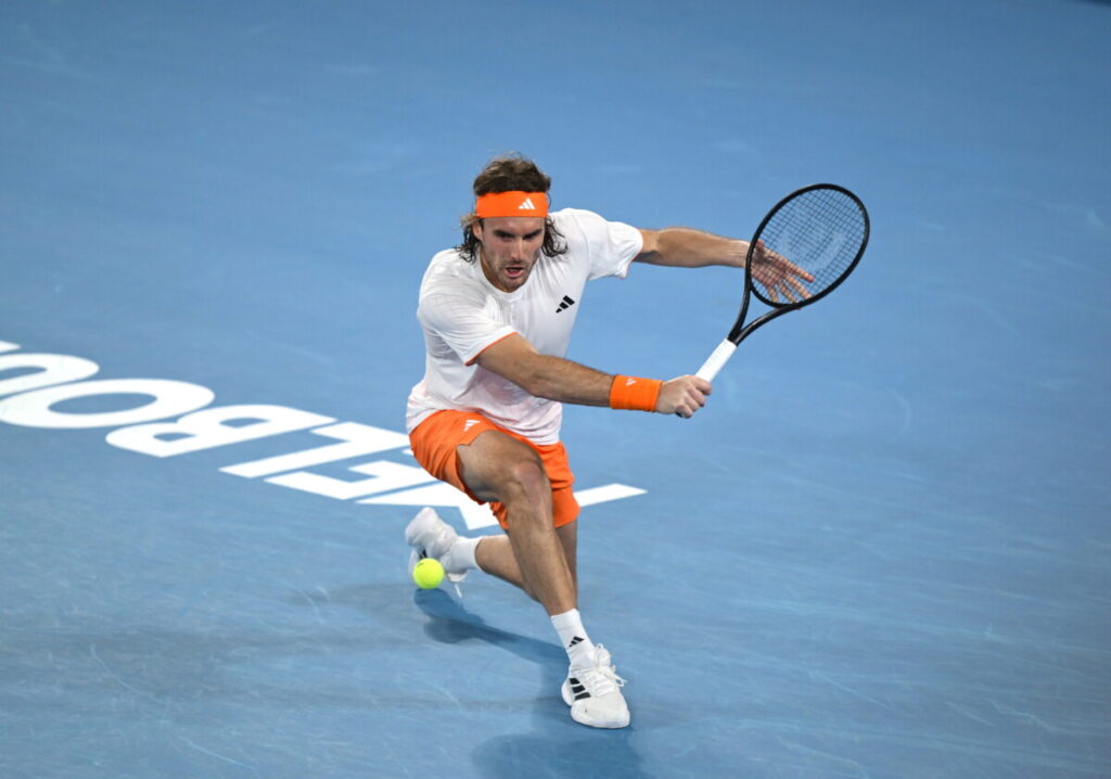 Tsitsipas approda a Cincinnati grazie al forfait di Sinner: il greco celebra con ironia sui social