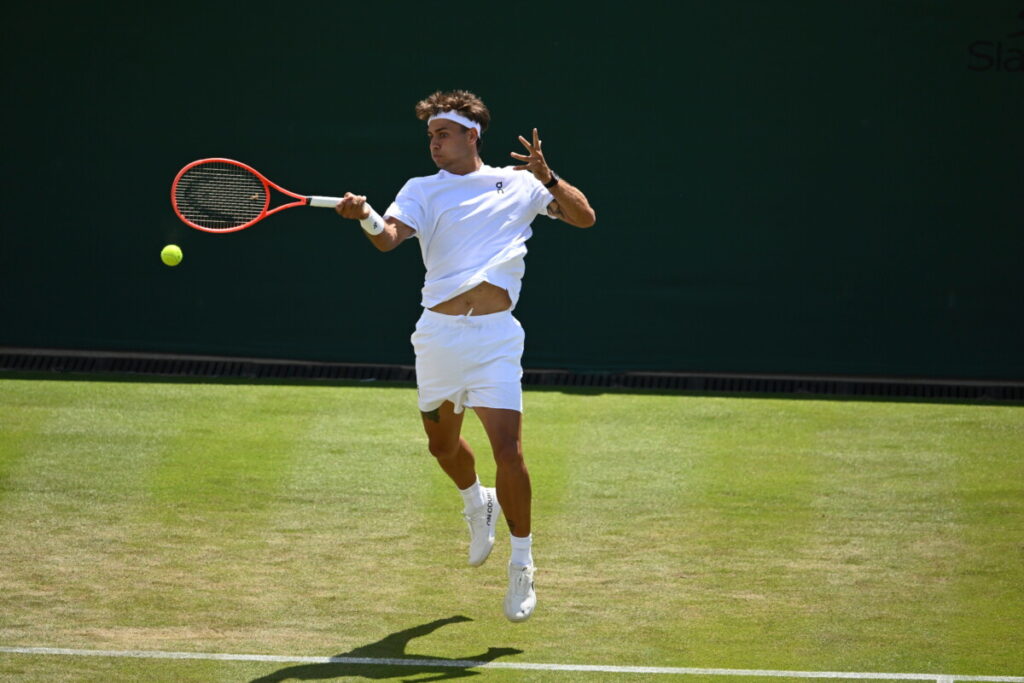 Cobolli travolto dai demoni interiori a Wimbledon: il peso delle aspettative spezza il sogno dei quarti