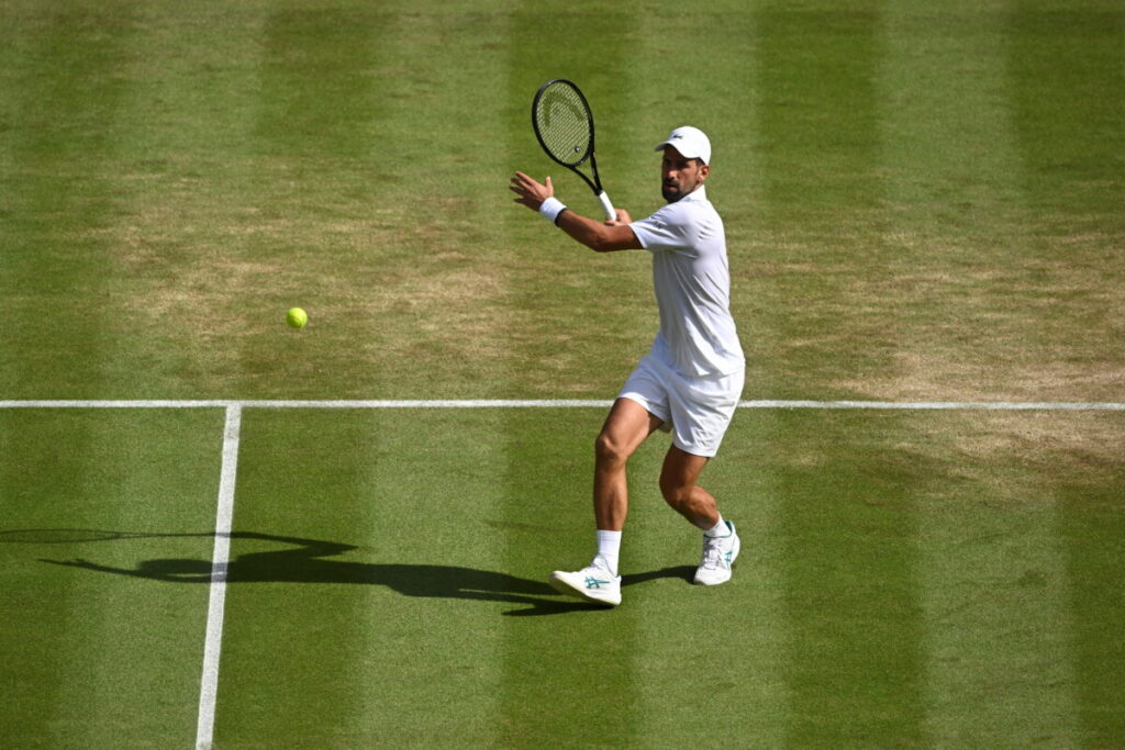 La resistenza oltre i limiti: Djokovic batte Auger-Aliassime in una maratona di cinque set e vola verso Sinner