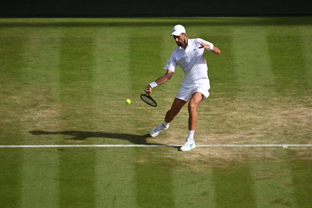 Wimbledon, il capolavoro di Djokovic contro Auger-Aliassime: cinque ore di tennis sublime al limite dell'epica