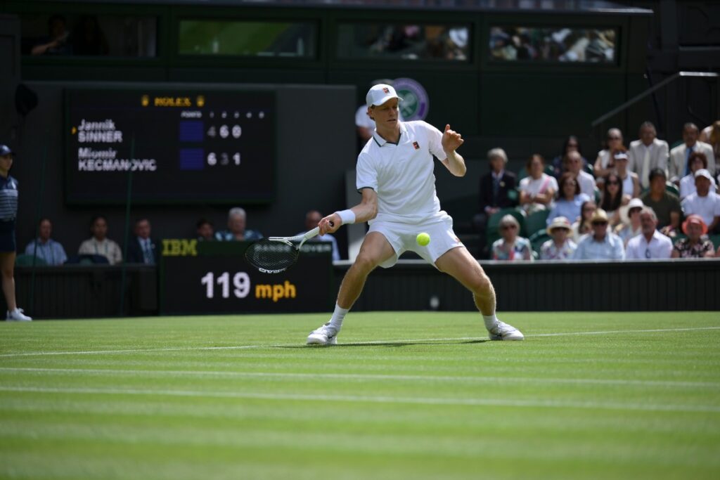 Wimbledon, Sinner avverte un dolore alla spalla: come stanno le condizioni del numero uno mondiale a poche ore dagli ottavi