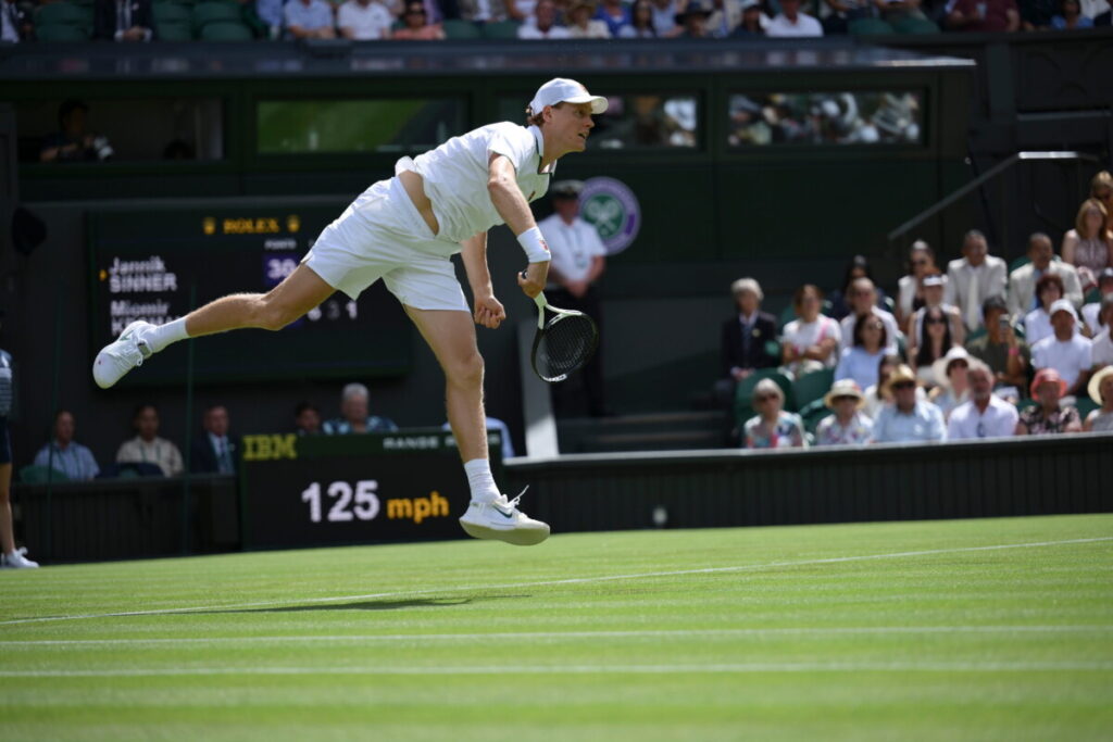 Wimbledon 2026: come Sinner ha trasformato il servizio in un'arma letale, superando i record personali