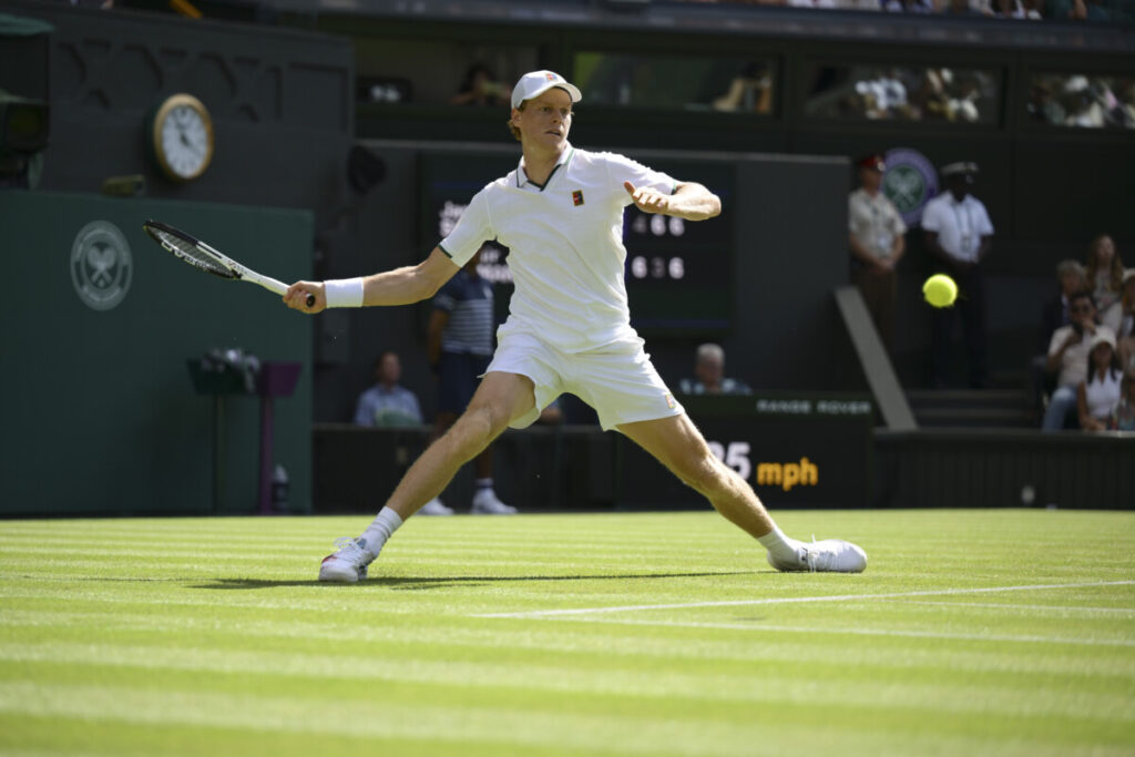 Sinner domina Djokovic a Wimbledon: il colpo decisivo nel primo set della semifinale