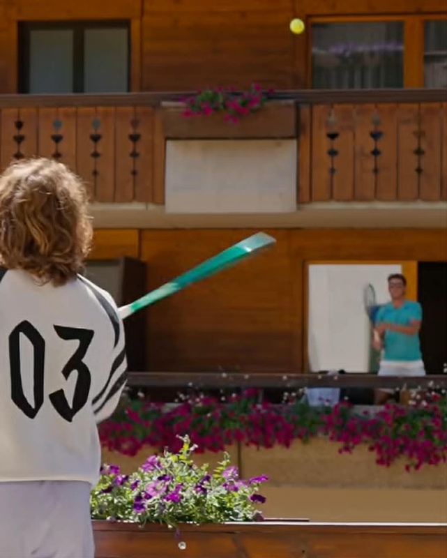 Quando il tennis esce dai campi: Ruud e Tsitsipas improvvisano a Gstaad tra balconi e creatività
