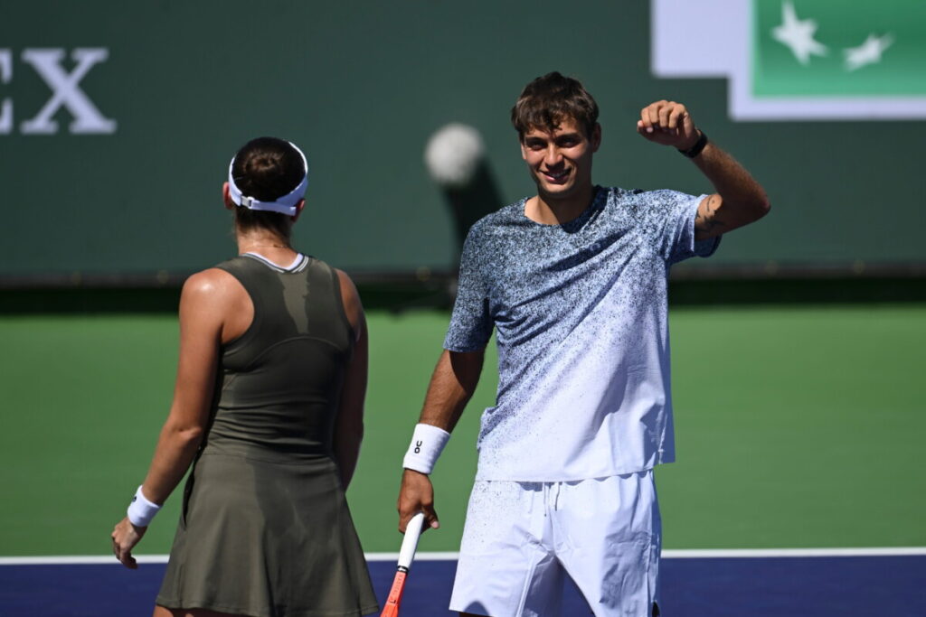 Cobolli e Bencic demoliscono Alcaraz e Williams: la coppia mista vola verso le semifinali dell'Open