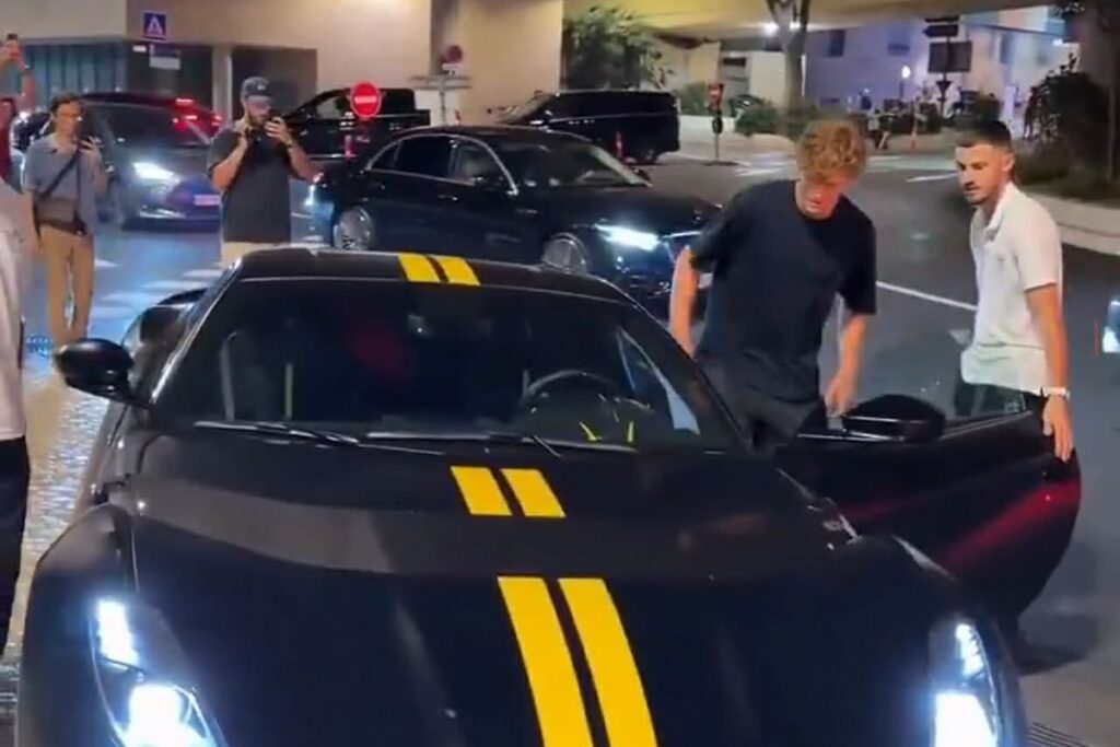 Sinner si concede una pausa lussuosa a Montecarlo: il campione protagonista al volante della sua nuova supercar