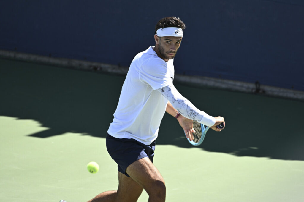Il crollo di Musetti agli US Open: il caldo e il fisico tradiscono il carrarino nel duello con Sweeny