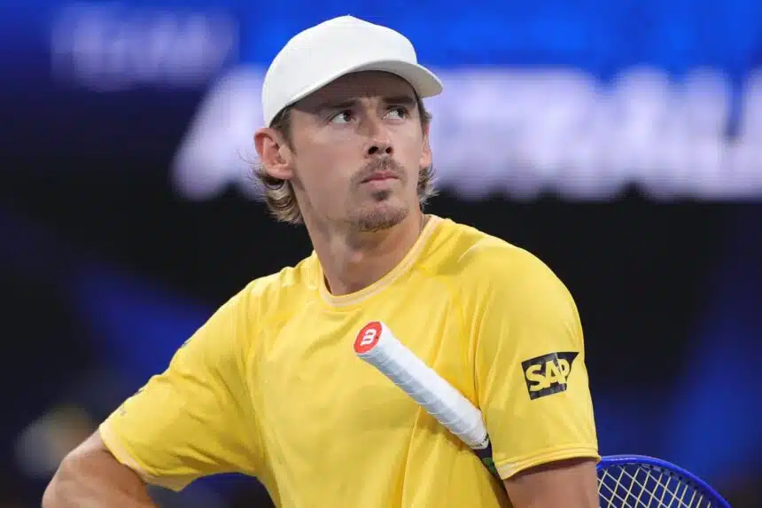 De Minaur domina a Washington e sfida Hewitt: il campione in carica elimina Tsitsipas in tre set