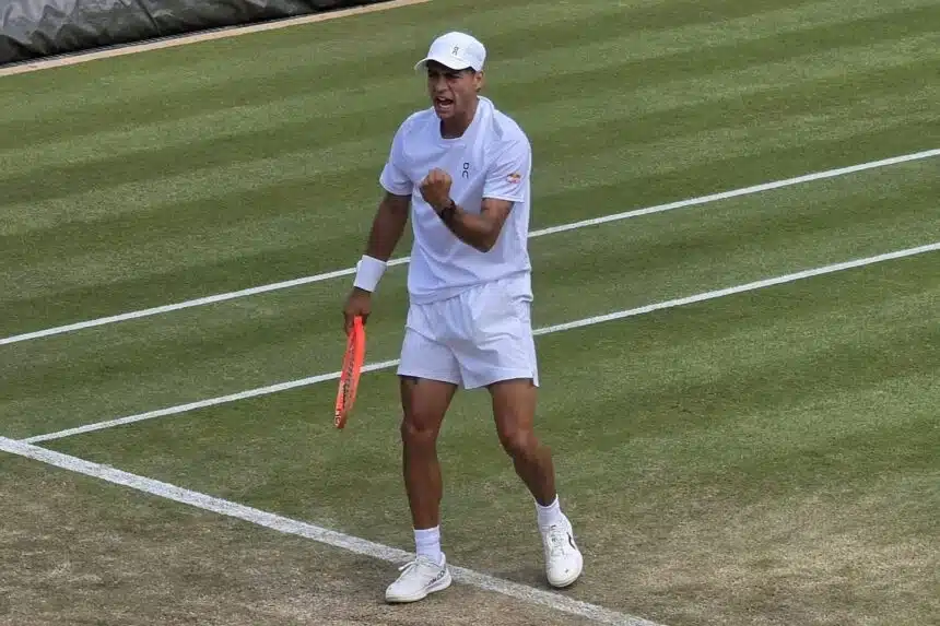 Cobolli sfonda a Wimbledon e rivendica rispetto: l'Italia del tennis oltre Sinner