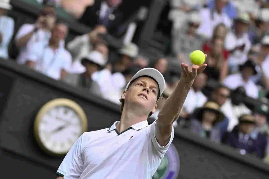 Sinner non teme il caldo di Wimbledon: il campione italiano punta ai quarti con determinazione