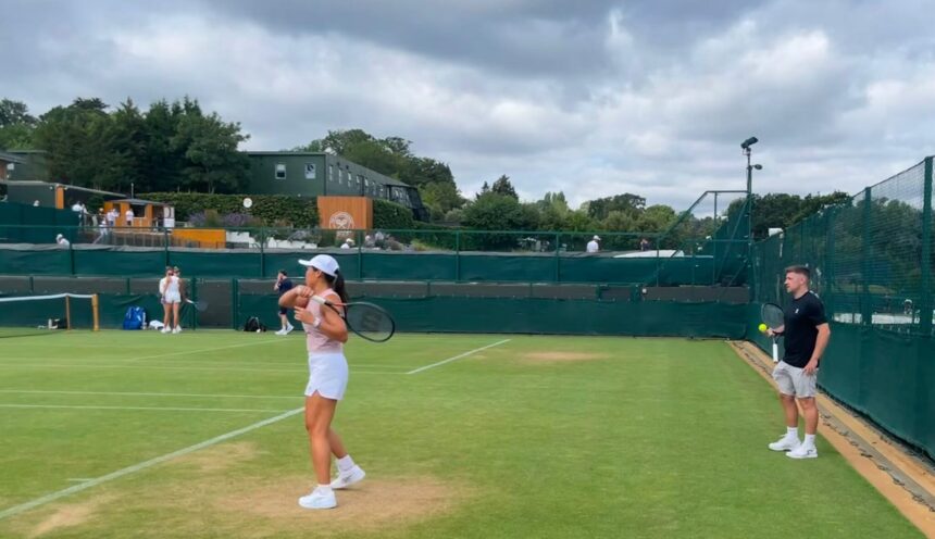Un anno dietro le quinte della WTA: il percorso di Chris Bint con Janice Tjen verso i vertici del tennis mondiale