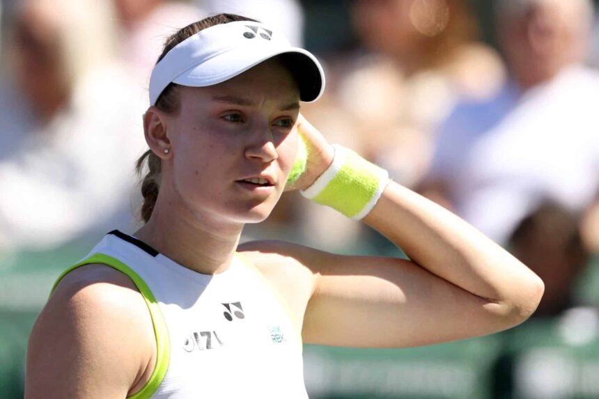 Rybakina fatica a Toronto: la seconda testa di serie si salva al terzo set contro Kasatkina